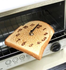 食品サンプルのプロが手掛ける時計 山型食パンのこんがりトースト