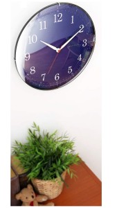  ドームガラスのシンプル レトロなアナログ時計。白壁に映える濃紺。 
