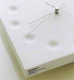 塚本カナエデザイン。白い陶器のシンプル時計。