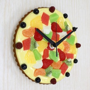 彩り鮮やかなフルーツタルトの掛け時計。